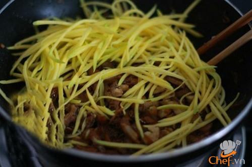 Trời lạnh ăn cá cơm kho xoài thật tuyệt!