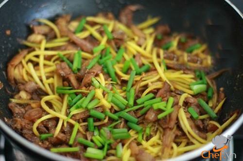 Trời lạnh ăn cá cơm kho xoài thật tuyệt!