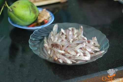 Trời lạnh ăn cá cơm kho xoài thật tuyệt!
