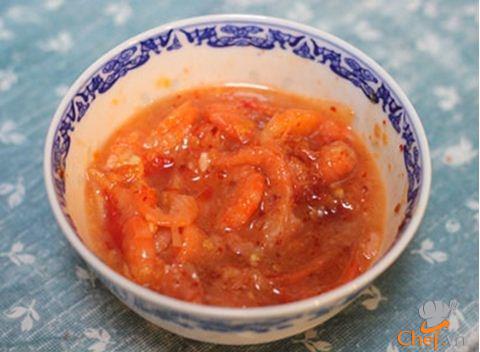 Gỏi cuốn bún thịt và mắm tôm chua