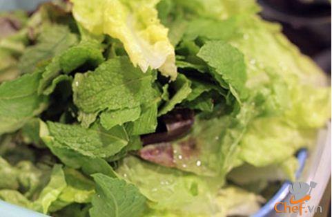 Gỏi cuốn bún thịt và mắm tôm chua