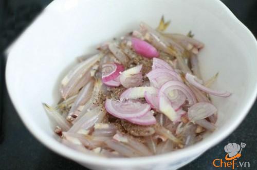 Trời lạnh ăn cá cơm kho xoài thật tuyệt!