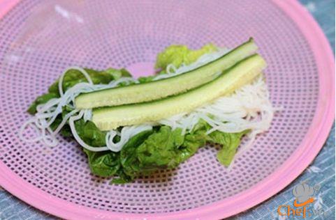 Gỏi cuốn bún thịt và mắm tôm chua