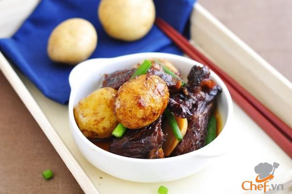 Sườn om khoai tây đậm đà lạ miệng