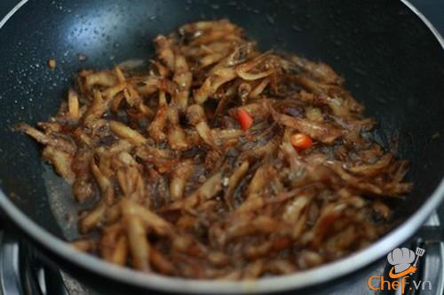 Trời lạnh ăn cá cơm kho xoài thật tuyệt!