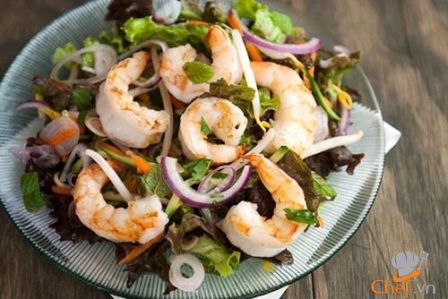 Salad tôm kiểu Thái chua cay hấp dẫn