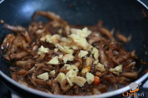 Trời lạnh ăn cá cơm kho xoài thật tuyệt!