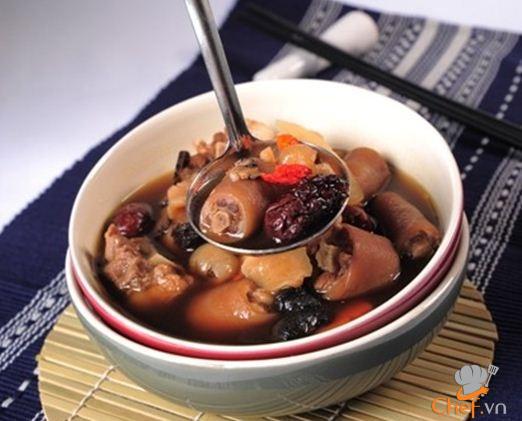 Đuôi heo hầm thuốc Bắc