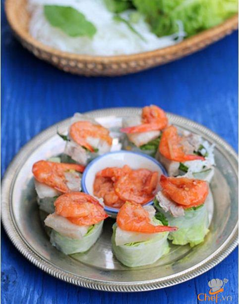 Gỏi cuốn bún thịt và mắm tôm chua