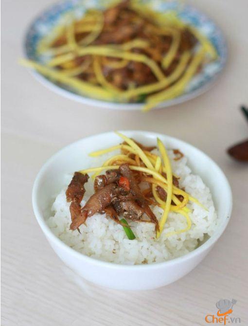 Trời lạnh ăn cá cơm kho xoài thật tuyệt!